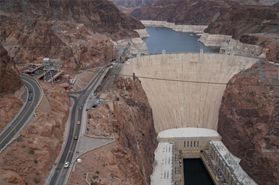 Impozantní přehrada Hoover Dam a legendární Route 66