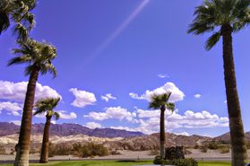 Horký den v Death Valley a noční Las Vegas