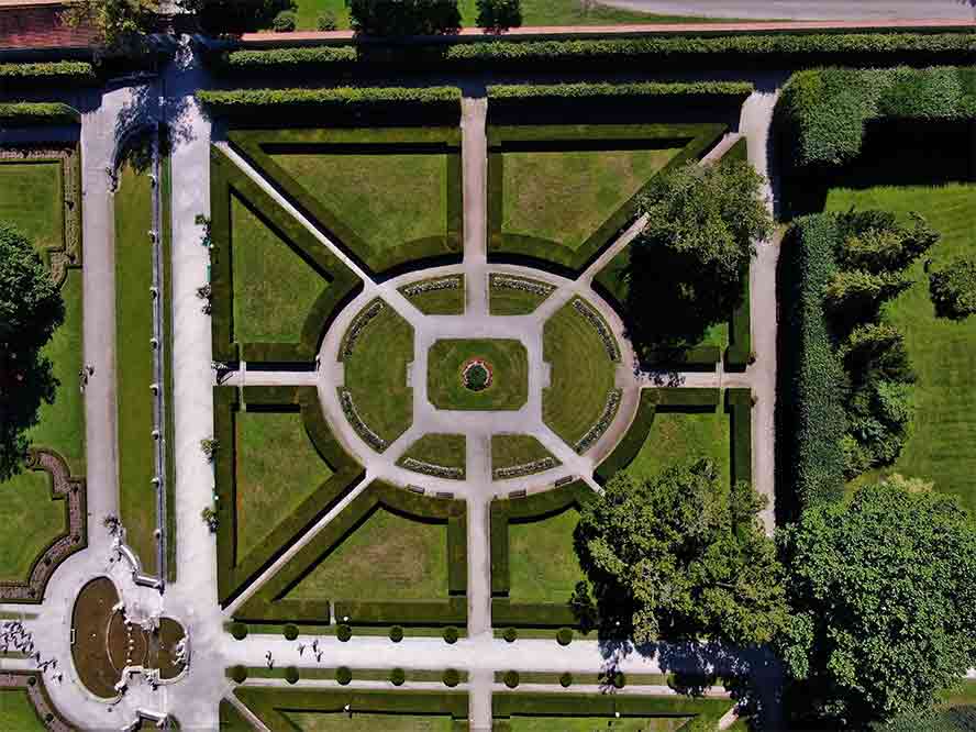 Letecký pohled na Zámeckou zahradu Českého Krumlova