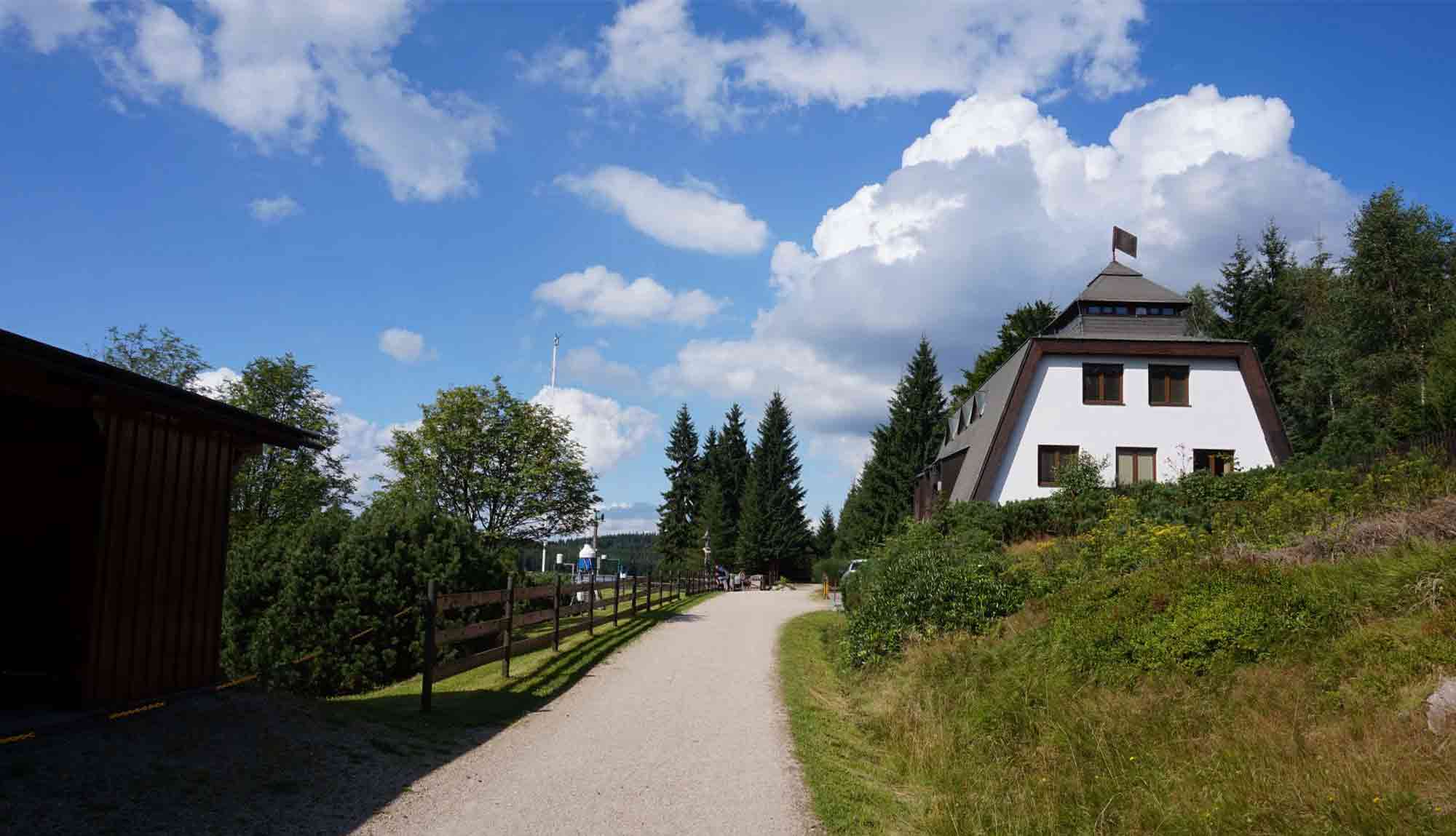 Štěrková cesta k Bedřichovské přehradě