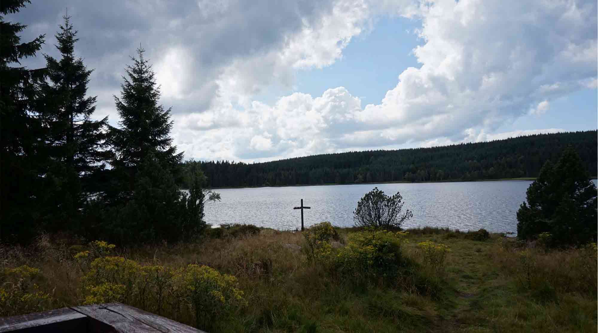 Vyhlídka na pomníček s Bedřichovskou přehradu