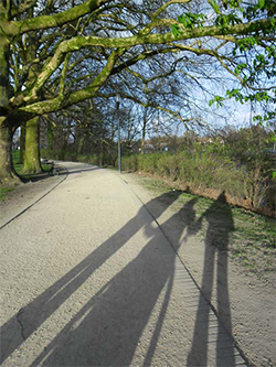 Promenáda kolem vodního kanálu