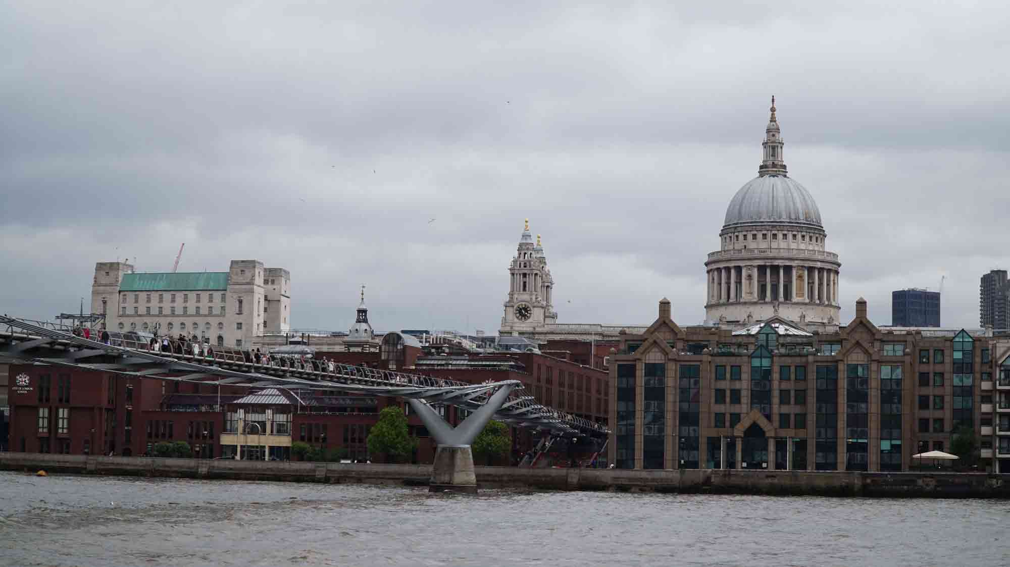 Milenium Bridge a katedrála Sv. Pavla, St. Paul´s.