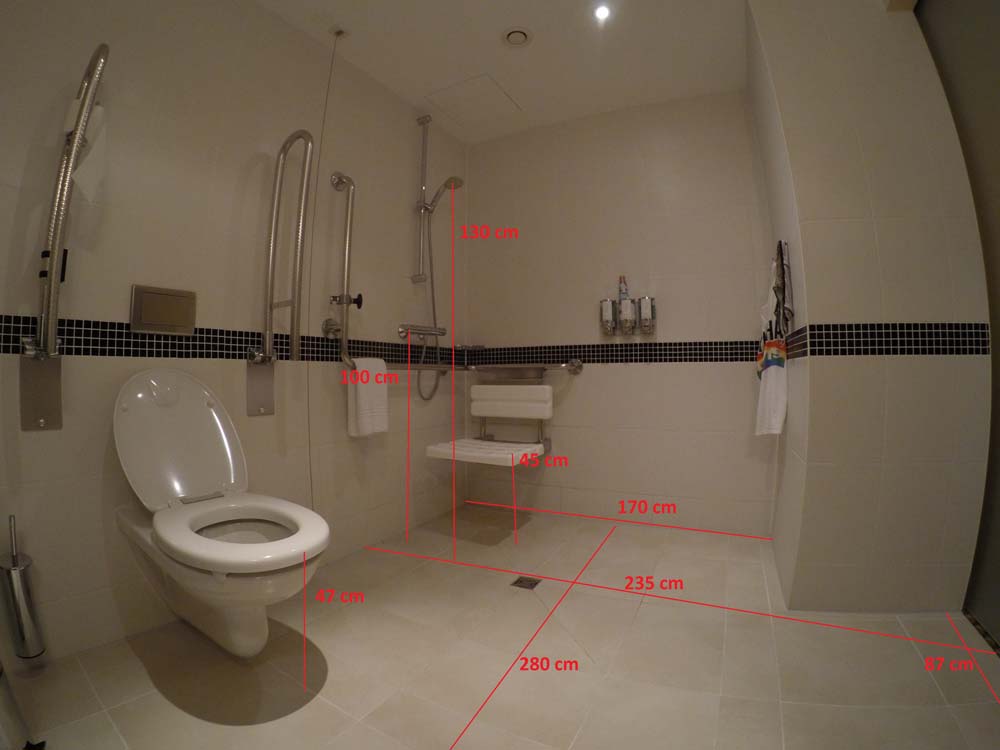Toaleta bezbariérového pokoje hotelu Hampton By Hilton