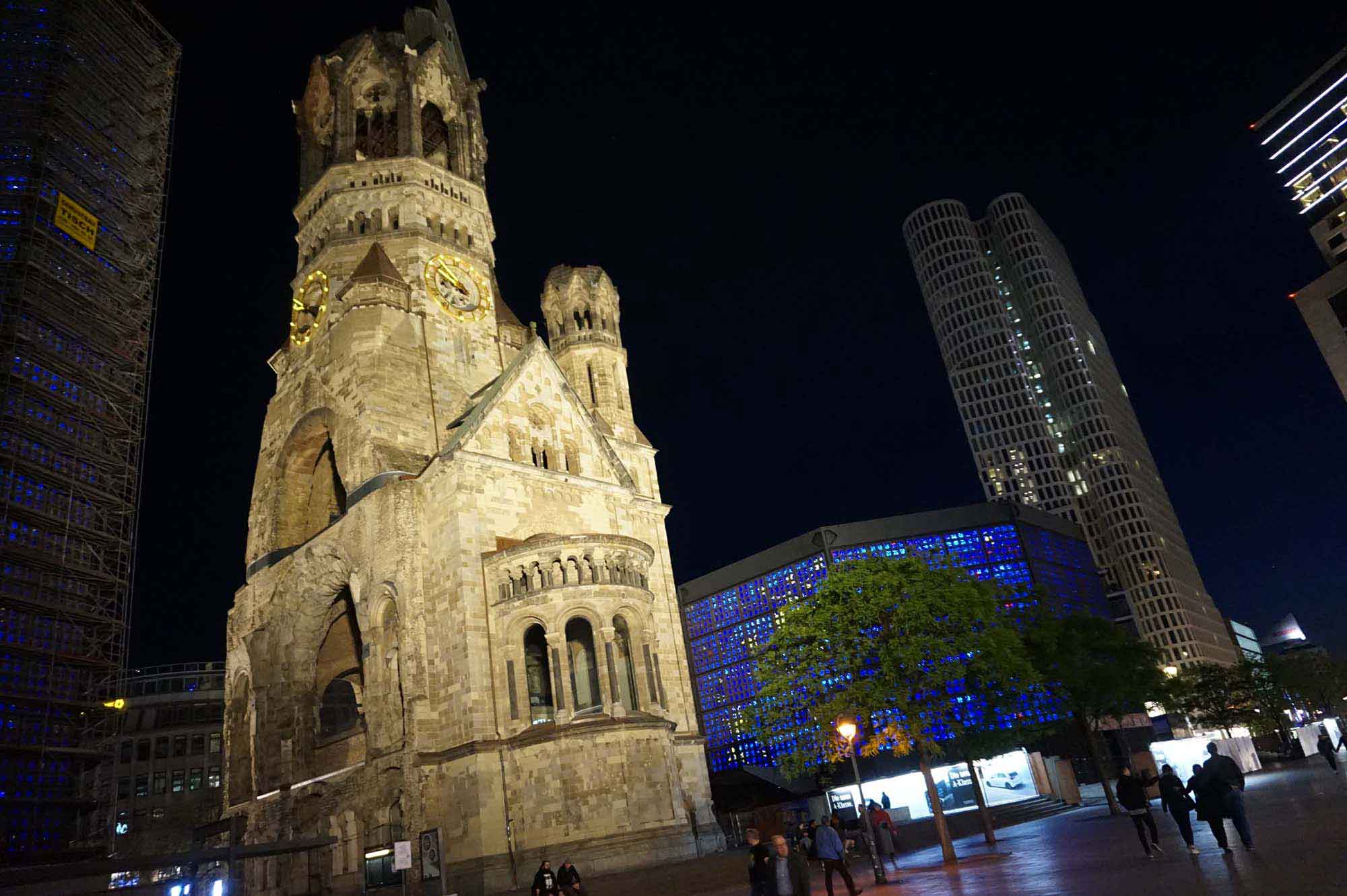 noční kostel Kaiser Wilhelm Gedächtniskirche