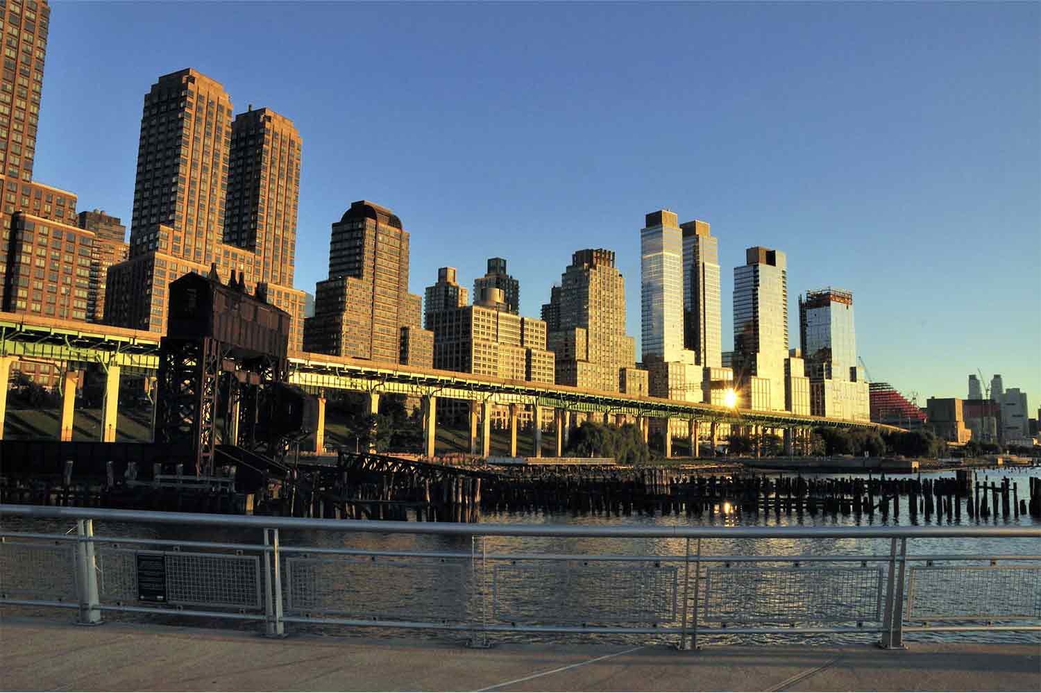 USA, New York, Manhattan, západ slunce, mrakodrapy