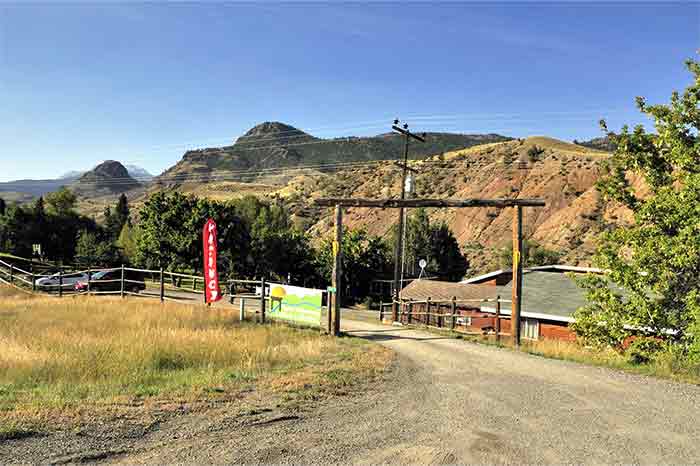 USA, Montana, Gardiner, Yellowstone, North Yellowstone Lodge and Hostel